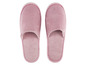 Een paar roze badslippers