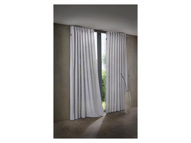 Lichtgrijze gordijnen met subtiel patroon, hangend aan een roede, voor een raam met een decoratieve vaas.
