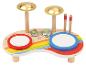 Houten drumstel voor kinderen met twee drums, twee bekkens en drumstokken.