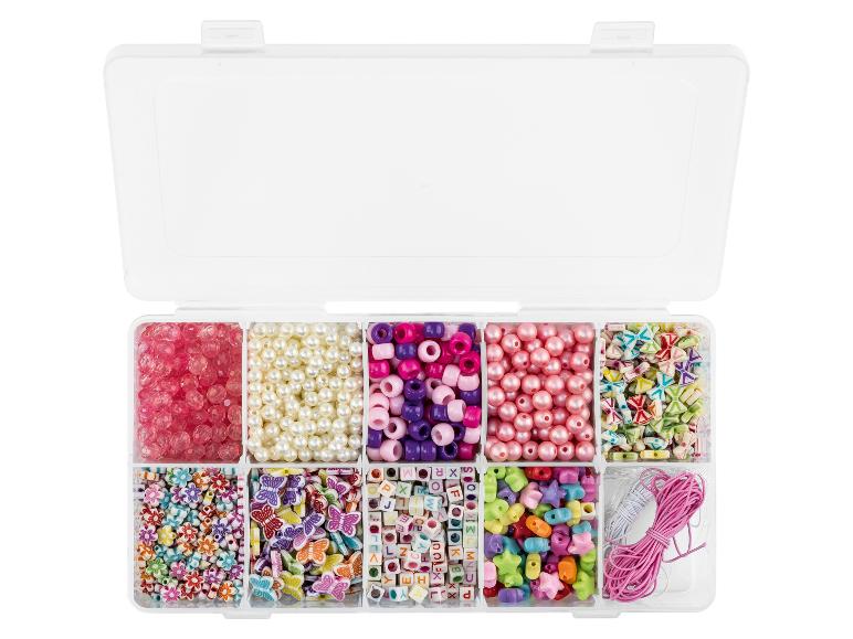 Kralenorganizer met parels, bloemen, vlinders, letters en kleurrijke koorden.