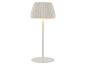Witte geplooide tafellamp met een warme gloed