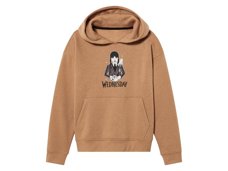 Een bruine hoodie met een print van Wednesday Addams.