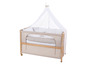Een houten babybed met een hemel
