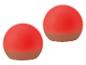 Twee rood-bruine bolvormige desserts, mogelijk in chocolade gedoopte vruchten of snoepjes.