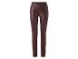 Bruine, strakke broek van imitatieleer met zakken en knoopsluiting.