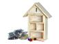 Houten insectenhotel met verf en natuurlijke vullingen.