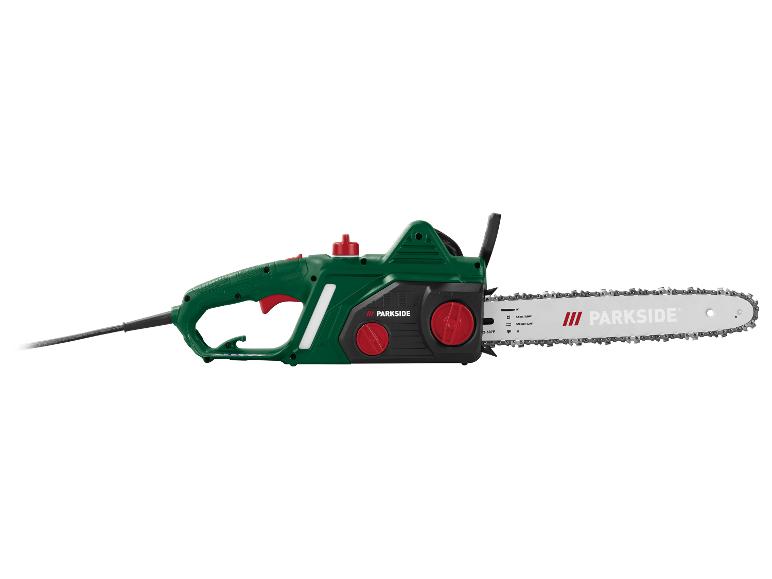 Een groene en zwarte elektrische kettingzaag met rode details en een wit blad, van het merk Parkside.