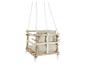 Houten babyschommel met beige kussens, opgehangen aan witte touwen.