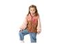Meisje in kleurrijk fleecevest en jeans, met één been opgetrokken.