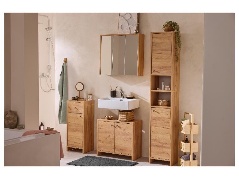 Badkamer met houten kasten, spiegel, wastafel en douche.