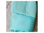 Een blauwe fleece en nylon jas.