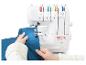 Overlock naaimachine met een persoon die blauwe stof naait.