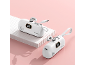 Twee witte 15W powerbanks met 100% lading, één op een witte verhoging.