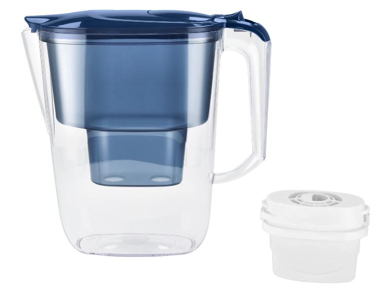 Blauwe en transparante waterfilterkan met een wit reservefilter.