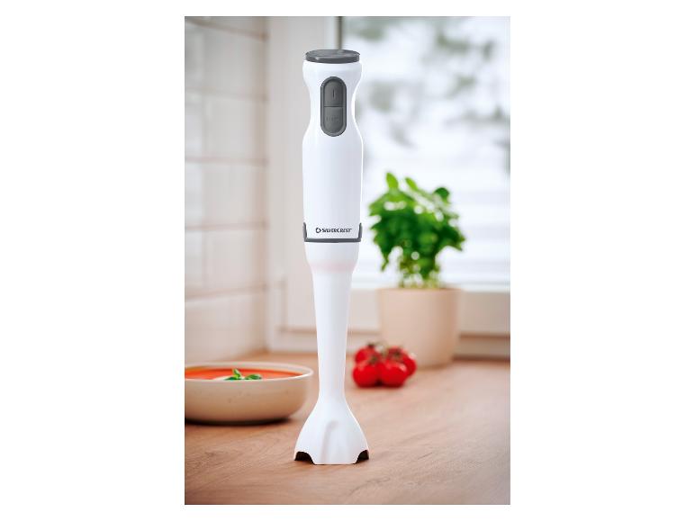 SILVERCREST staafmixer op een aanrecht met tomatensoep en tomaten.