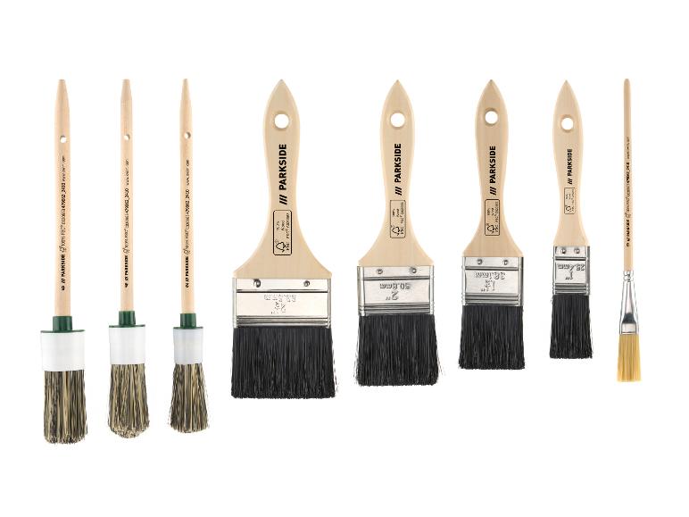 Set verfkwasten in diverse maten, met houten handvatten en zwarte of lichte borstelharen.