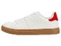 Witte sneakers met rood hieldetail en bruine zool
