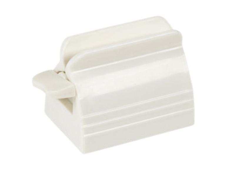 Witte tubeknijper, schuin gefotografeerd, op een witte achtergrond.