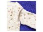 Witte babyslaapzak met sterrenprint en klittenbandsluiting op een blauwe wafelstof.