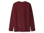 Donkerrood T-shirt met lange mouwen op een witte achtergrond.