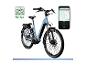 Blauwe elektrische fiets met een fiets-app weergegeven op een smartphone.