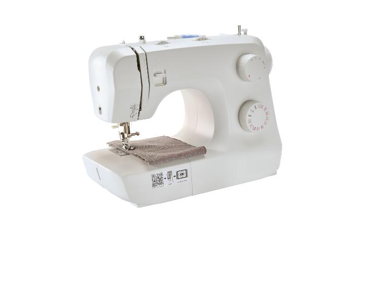 Compacte witte naaimachine op een witte achtergrond.