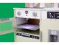 Speelkeuken met oven, kookplaat en koelkast, met temperatuurinstellingen en digitaal display.