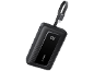 Zwarte powerbank met geïntegreerde USB-C kabel en digitaal display dat 100% lading toont.