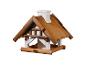 Houten vogelvoederhuisje in de vorm van een huis met witte muren en een bruin dak.