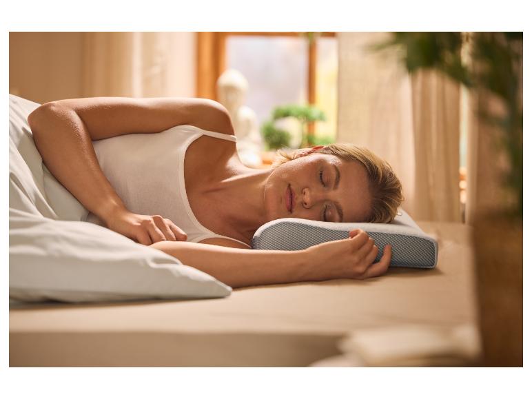 Vrouw slaapt rustig op een traagschuim kussen.