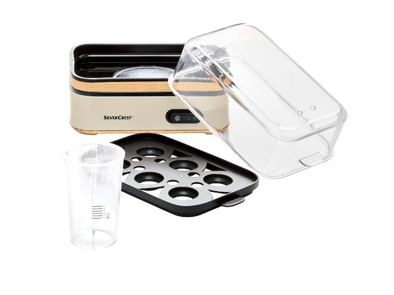 SilverCrest eierkoker: apparaat, transparant deksel en eierbakje.