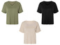 Drie effen v-hals t-shirts in groen, zwart en beige.