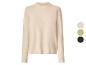 Beige gebreide trui met ronde hals en drie kleurstalen.