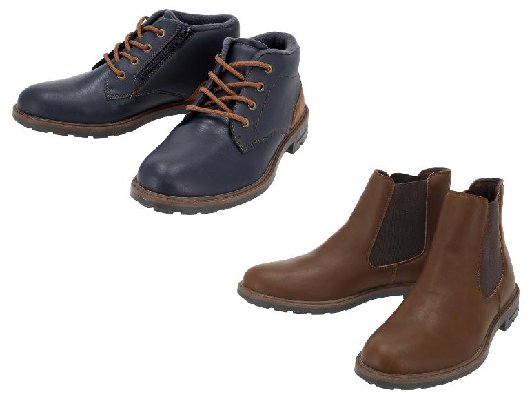 Twee paar heren enkellaarzen: donkerblauwe veterschoenen en bruine chelsea boots.