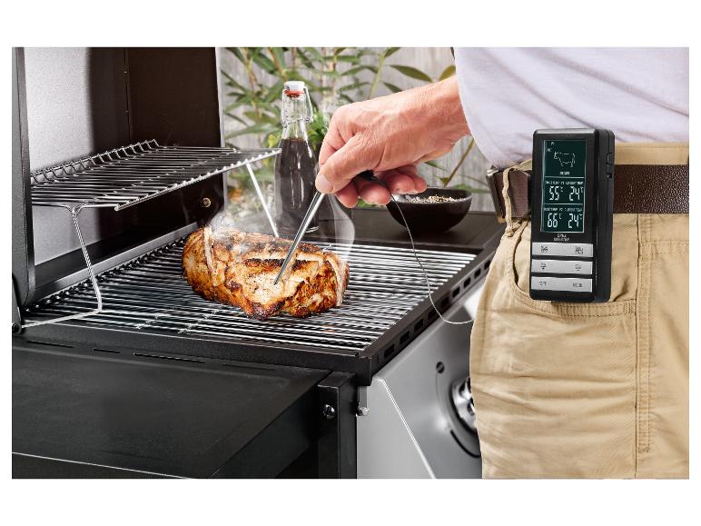 Man grilt vlees met een Grill Meister thermometer aan zijn riem.