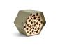 Zeshoekig insectenhotel in kaki kleur met houten interieur en gaten.