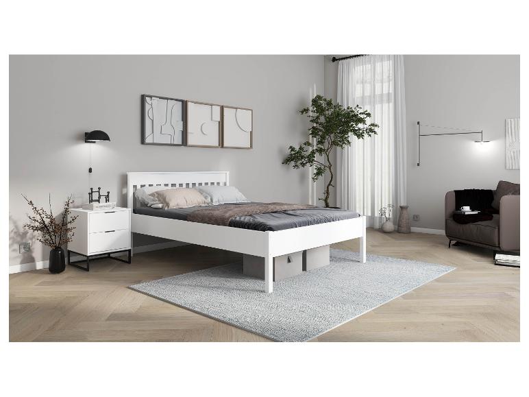 Moderne witte slaapkamer met bed en nachtkastje.