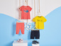Kinderkleding met een maritiem thema: T-shirts, broek en sandalen.