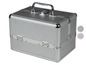 Een zilveren aluminium koffer voor make-up of gereedschap.