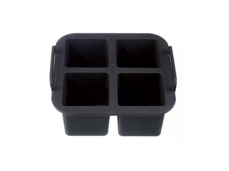 Zwarte SilverCrest siliconen ijsblokjesvorm met vier vierkante vakken.