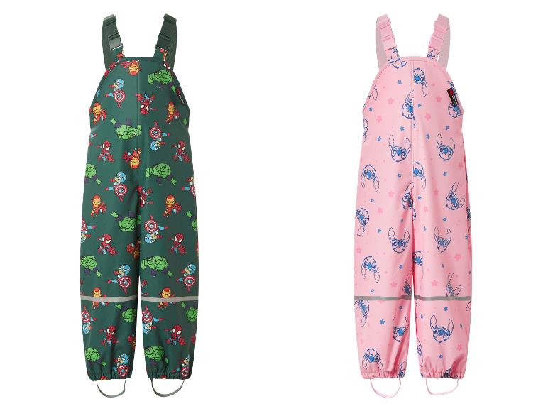 Twee kinderregenbroeken: één groene met Marvel-personages, één roze met Stitch.