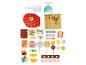 Een speelgoedset voor een snoepwinkel met snoepjes, lolly's, popcorn en 'CANDY SHOP'-zakjes.