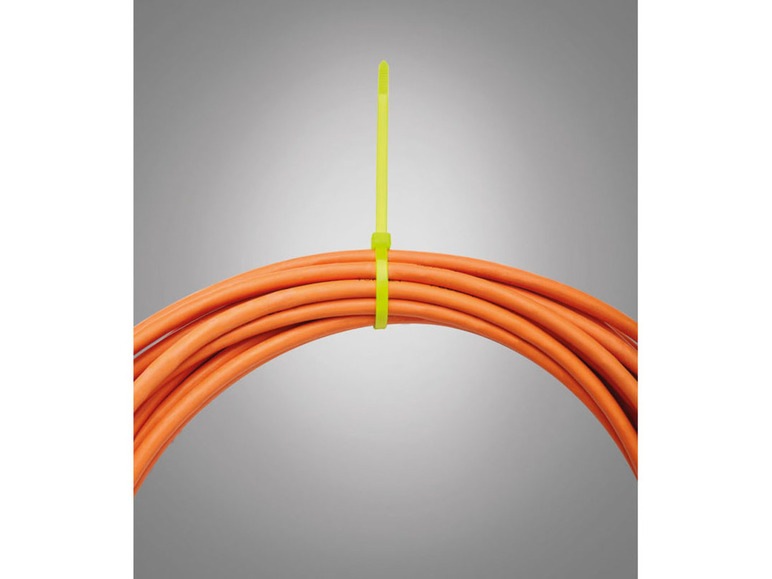 Een gele kabelbinder bevestigt een bundel oranje kabels.