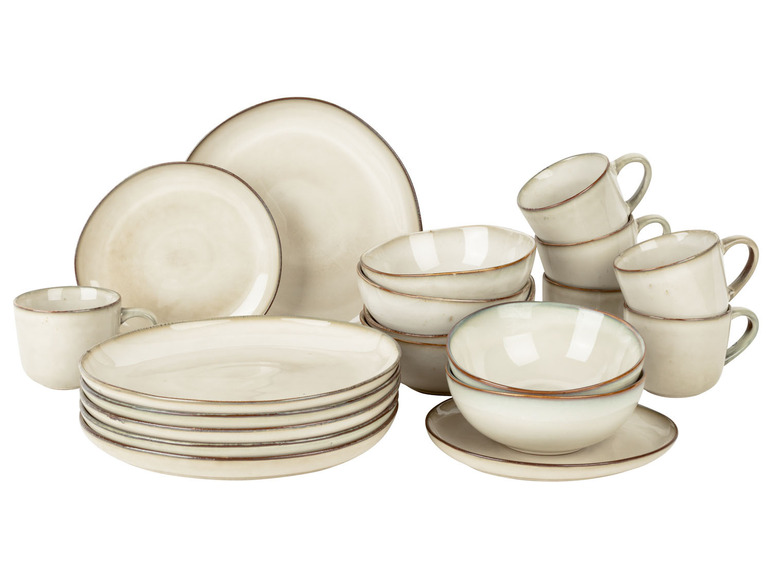 Een set met dinerborden, soepkommen en kopjes in een beige kleurstelling.