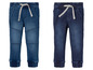 Twee blauwe jeans met elastiek in de taille.