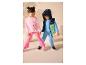 Twee kinderen in roze en blauwe sportsets met sneakers