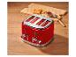 Rode broodrooster, toast en jam op een houten tafel.