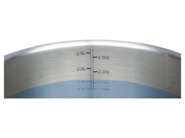 Binnenkant van roestvrijstalen pan met maatverdeling in liters en quarts.