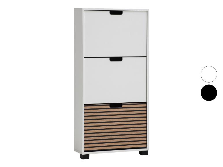 Witte schoenenkast met drie vakken, waarvan de onderste een houten lattenfront heeft.