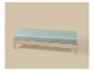 Bed met licht houten frame en lichtblauw matras op een beige achtergrond.